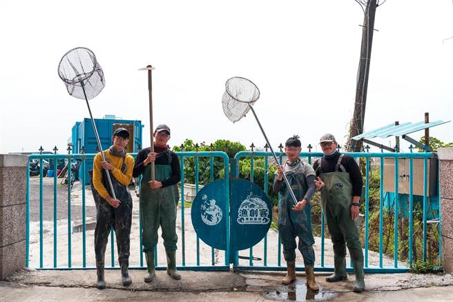 高雄市弥陀区张博仁（右）率领的渔人队荣获农村领航奖。（高雄市海洋局提供／林瑞益高雄传真）