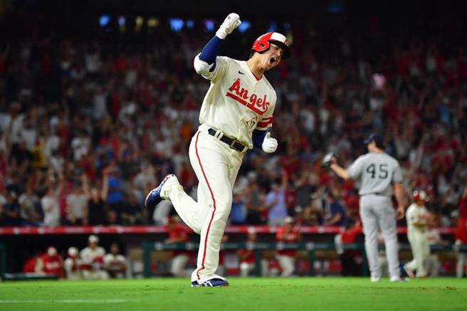 天使队日籍球星大谷翔平敲出逆转3分炮，本季第30轰出炉。（路透）