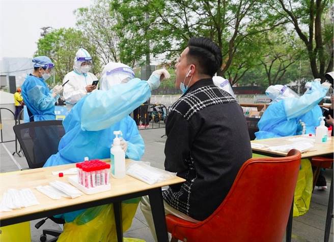 因应严峻疫情，成都公告：1至4日实施核酸普筛，今18时起全体居民原则居家。（新华社）