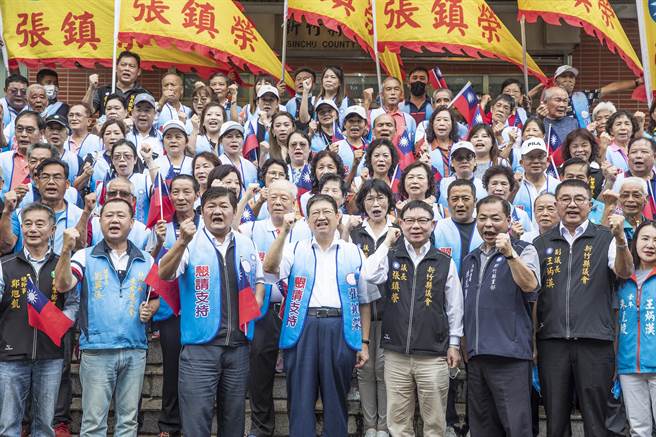 县长杨文科（中）陪同议长张镇荣（中右）等蓝军县议员完成候选人登记，与支持者一起高喊「加油！冻蒜！」（罗浚滨摄）
