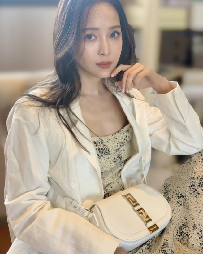 侯佩岑穿深U装。（图／翻摄自侯佩岑 Patty Hou脸书）