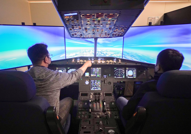 飞航讲座让民眾体验开飞机，大受欢迎。（航发会提供）