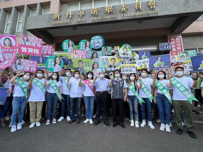 民進黨新竹市長參選人沈慧虹1日一早帶著8名黨籍議員參選人到選委會登記，現場支持者歡呼加油聲不斷。（王惠慧攝）