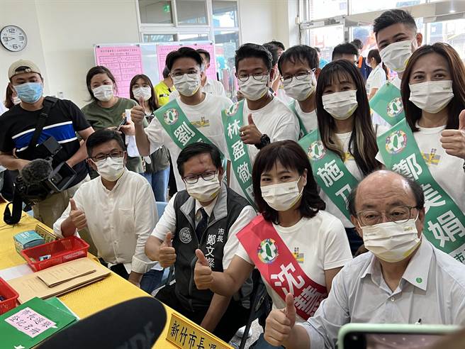 民進黨新竹市長參選人沈慧虹1日上午9點到選委會登記參選，桃竹苗選戰總督導的桃園市長鄭文燦、立委柯建銘與新竹隊總督導鄭宏輝也到場加持。（王惠慧攝）