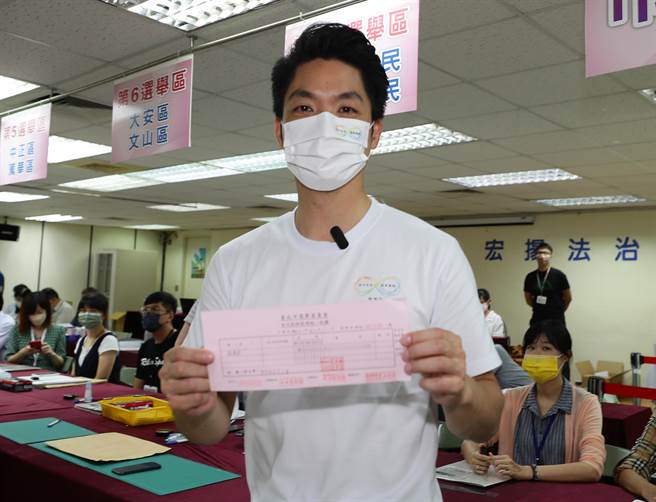 國民黨台北市長參選人蔣萬安1日到台北市選舉委員會登記報到正式參選台北市長。（季志翔攝）