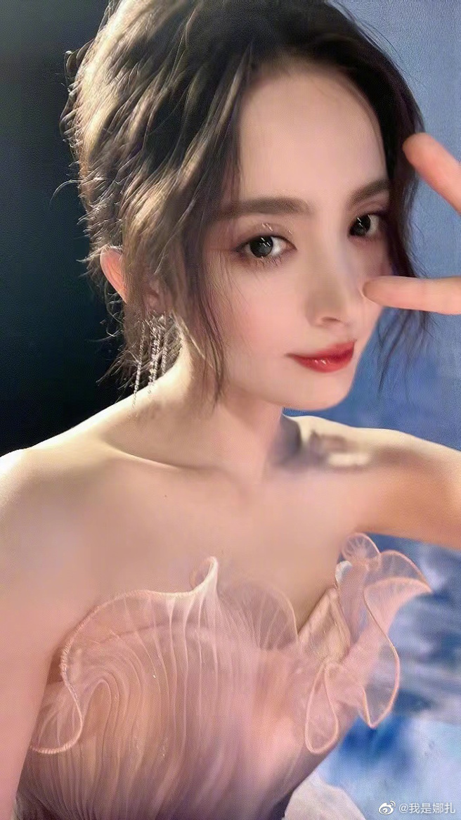 古力娜扎卷入张天爱、徐开聘的三角恋爱。(图/古力娜扎 微博)