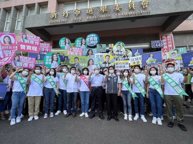 民進黨新竹市長參選人沈慧虹1日一早帶著8名黨籍議員參選人到選委會登記，現場支持者歡呼加油聲不斷。（王惠慧攝）