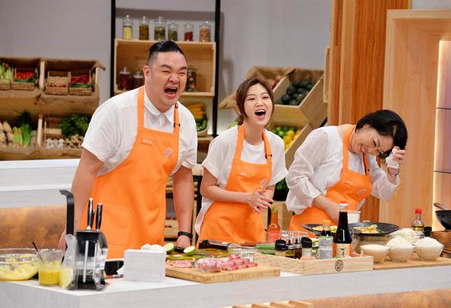 林道遠（左起）與老婆靜香、媽媽一起參賽。（衛視中文台提供）