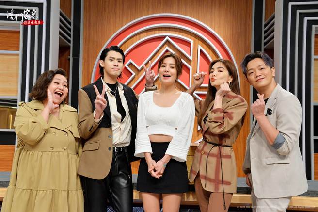 鍾欣凌（左起）、李玉璽、莎莎、Ella、索艾克。（衛視中文台提供）