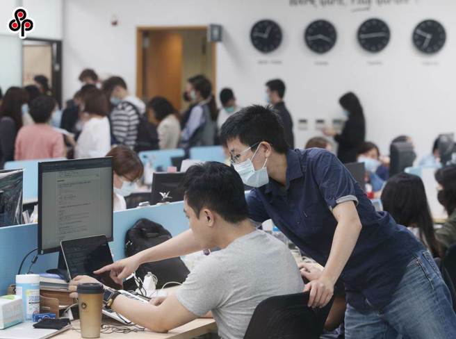 基本工资调涨4.56%，月薪达2万6400元、时薪达176元。（本报系资料照）