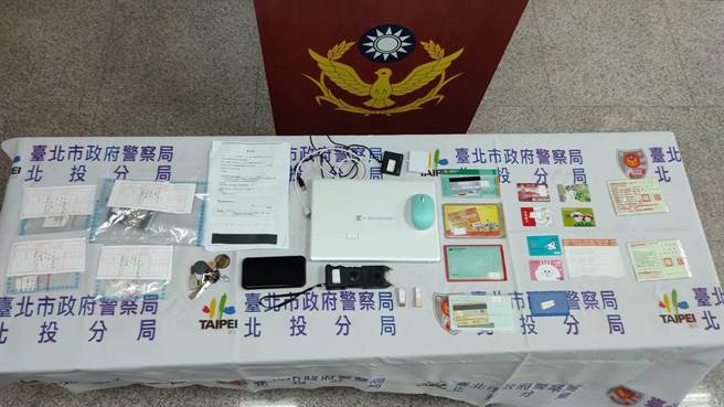 警方起出收簿首的持有的电击棒、毒品。（翻摄画面）