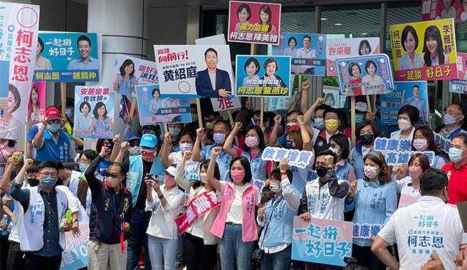 国民党高雄市长参选人柯志恩特别选在她的结婚纪念日9月1日前往选委会登记参选，她强调自己有幸福的婚姻，也要为高雄市民拚好日子。（洪浩轩摄）