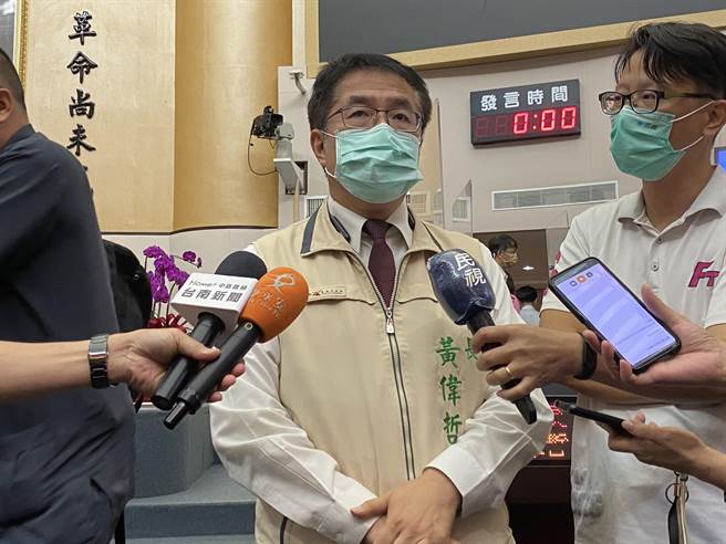 拚连任的台南市长黄伟哲说，感谢市民肯定，他临渊履薄，一步一脚印打拚。(曹婷婷摄)