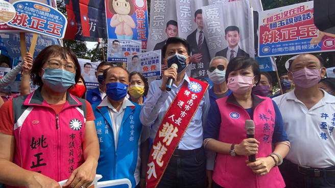 谢龙介(中)针对该民调表示，民调每天都不一样，他会当作参考，更会全力以赴打赢这场选战，争取台南市民认同。(曹婷婷摄)