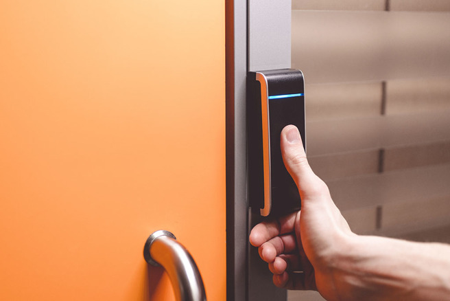 眼看改用其他手指感應，都能解鎖自家大門，女子靈機一動將腳趾踩在感應器上頭，門竟然自動開啟，讓她當場錯愕極了。（示意圖／達志影像）