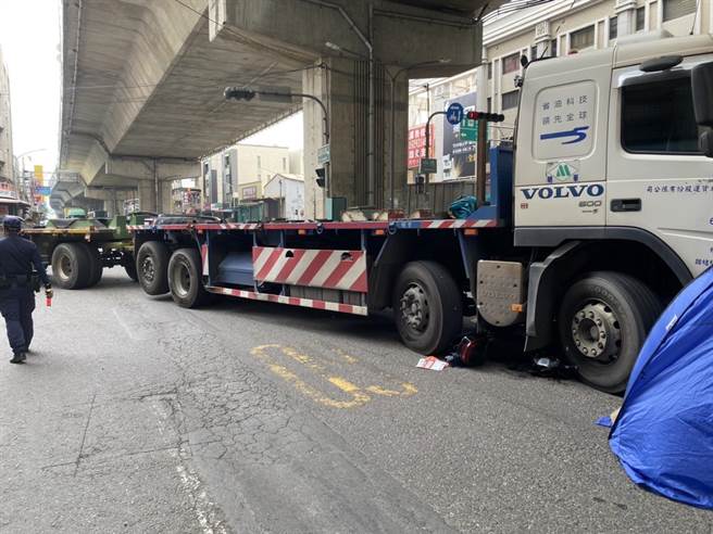 联结车由高凤一路右转过埤路，与同向60岁黄男驾驶电动自行车发生擦撞，黄男的电动自行车被联结车整个辗过。（高市凤山分局提供／杨舒婷高雄传真）