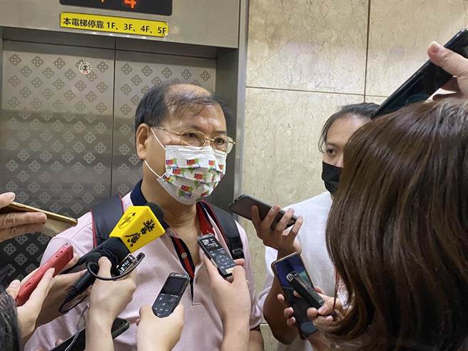 劳方委员、全国产业总工会理事长江健兴会后针对基本工资议题受访。（李泊澔摄）