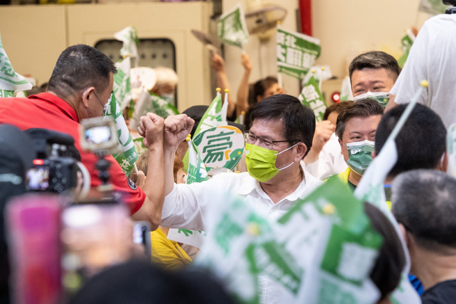 林佳龍到有 40 萬人口，並且相當重視交通問題的中和區。(取自林佳龍臉書)