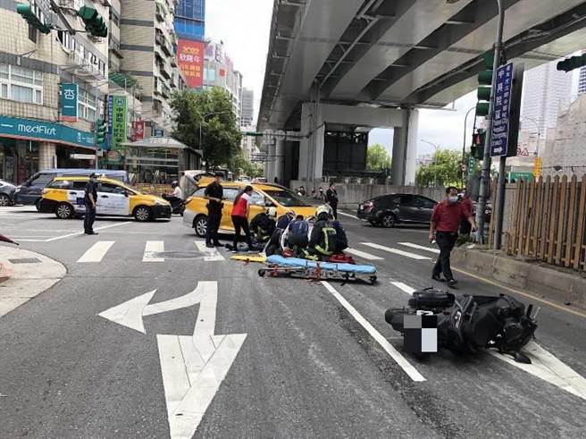 塔城街、郑州路路口1日交通事故，张姓司机违规右转酿祸。（翻摄画面）