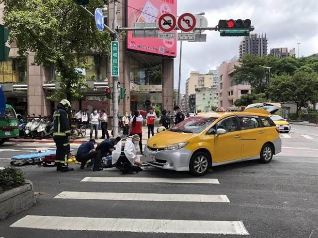 陈姓机车骑士一度失去生命徵象，经急救现已脱离险境。（翻摄画面）