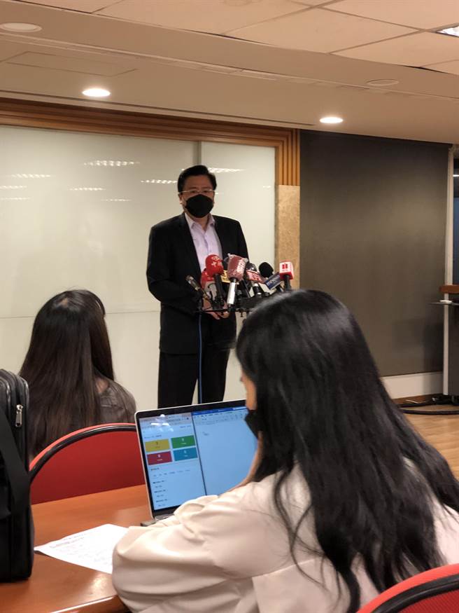 商总理事长许舒博说明调整基本工资衝击。（图／吴静君摄)