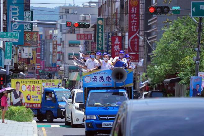 1日游振雄现身公所登记参选，市代会正副主席及市代会总共16名代表、35个里长现身陪同，展现团结气势，胜选的决心。(吴建辉摄)