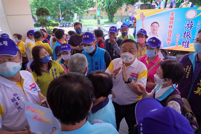 游振雄１日到公所登记参选时，选区议员还有包括蓝营、泛蓝的市民代表共有16席现身相挺，全市41里中，有高达35位里长也到场相挺，展现游深厚的整合能力。(吴建辉摄)