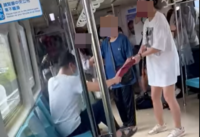 捷运车厢缠斗画面曝光，她一举动惹争议。(翻摄脸书爆料公社)