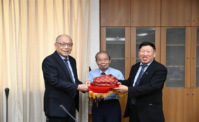 產紡協會第五、六屆理事長羅忠祐（右）交接予第七屆理事長黃鯤雄（左）。（產紡協會提供）