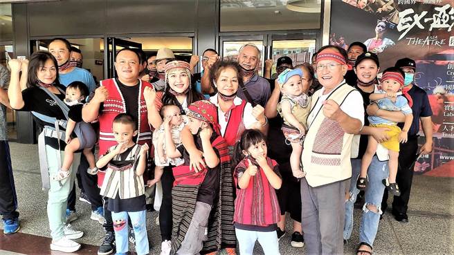 苗栗县原住民县议员杨文昌（前右一）争取连任。（李京升摄）