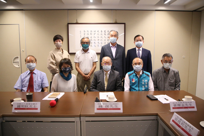 第九届关怀生命奖获奖者，分别由「财团法人天使心家族社会福利基金会」、杜英吉医师及刘佩菁女士获选。(法鼓山人文社会基金会提供)