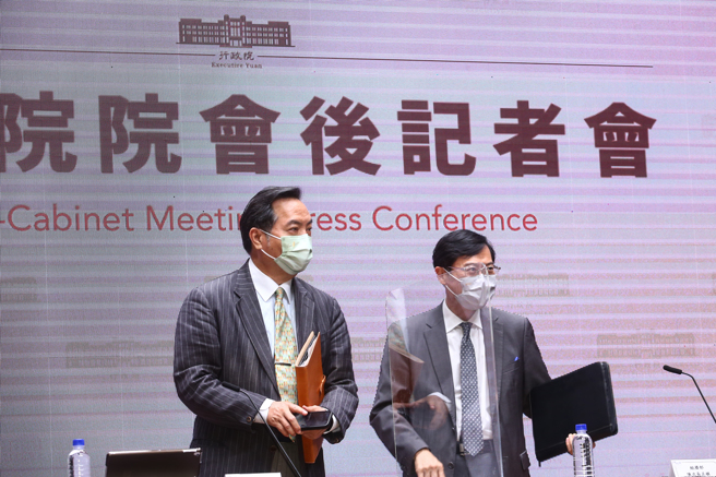 行政院1日舉行院後記者會，由政委兼發言人羅秉成（左）主持，經濟部次長陳正祺（右）出席。會前羅秉成代表院長祝福大家記者節快樂，也提醒民眾注意防颱。（鄧博仁攝）