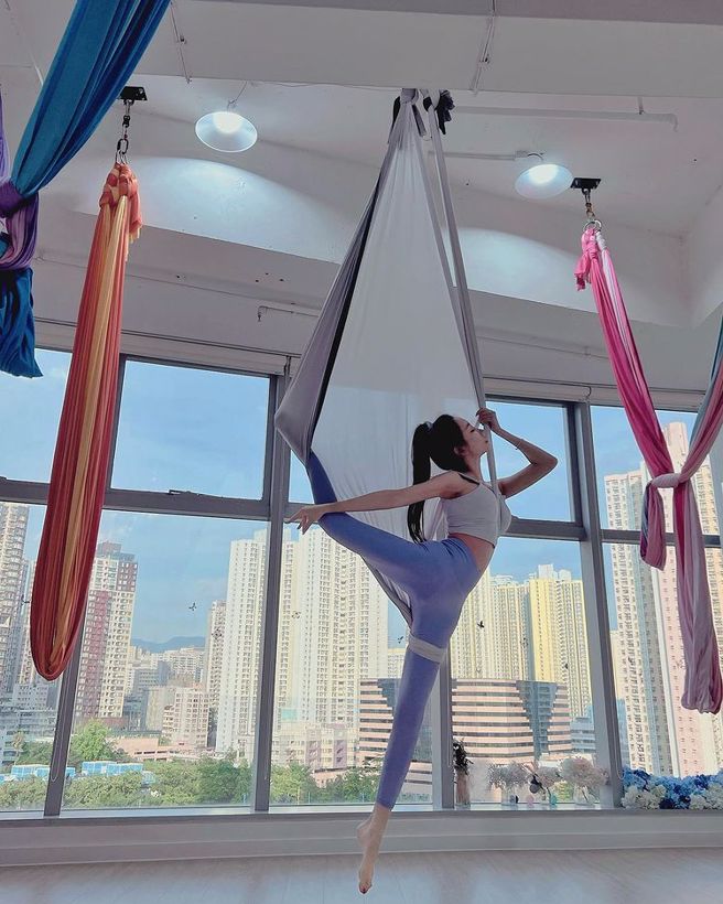 謝熙婷擺出空中一字馬，由上到下的身姿無比完美。(圖/謝熙婷 IG)