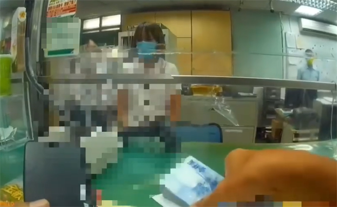 女子捧大筆現鈔要匯款。（翻攝照片／高雄洪靖宜傳真）