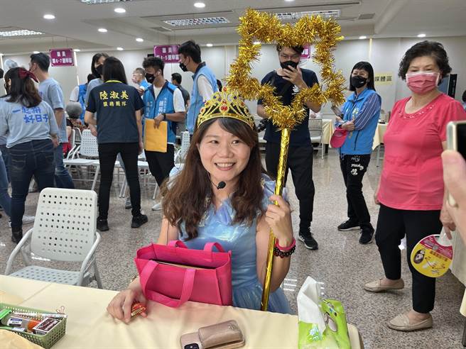 國民黨高市議員李雅靜1日特別穿著「仙女裝」前往選委會登記。（李雅靜提供／洪浩軒高雄傳真）