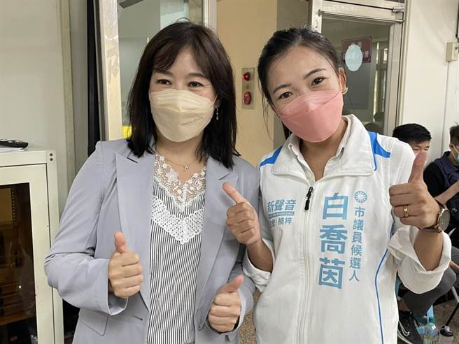 民黨高市議員參選人白喬茵則是在前高市府發言人王淺秋陪同下登記參選。（洪浩軒攝）