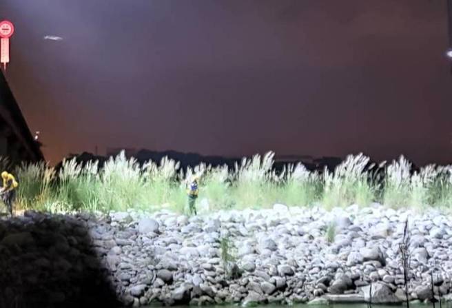 搜救人員在大甲溪河床尋獲顏女，已無生命徵象。（台中市消防局提供）