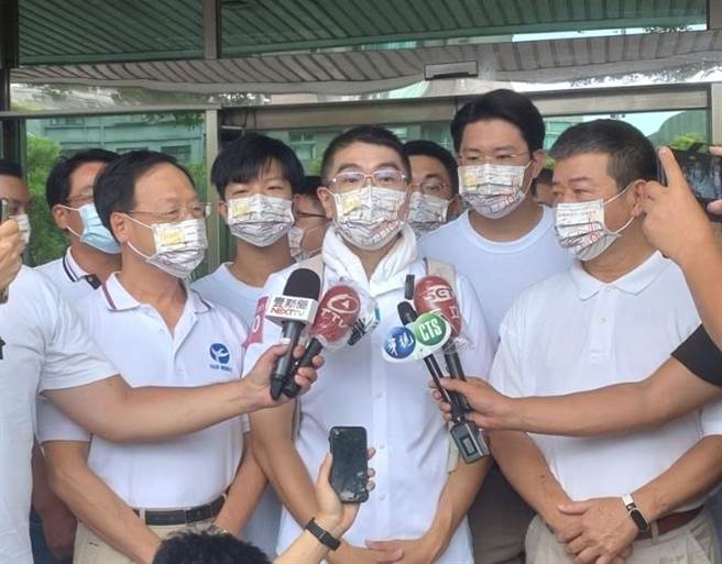 國民黨基隆市長參選人謝國樑1日上午在前行政院長江宜樺、劉文耀的陪同下，赴基隆市選委會登記參選。（張志康攝）