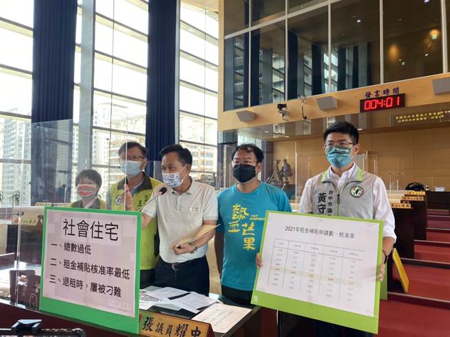 台中市议员张耀中今天业务质询时表示，社会住宅租客退租时整体看起来非常乾净，却被要求每面墙付1000元重新粉刷。（张亦惠摄）