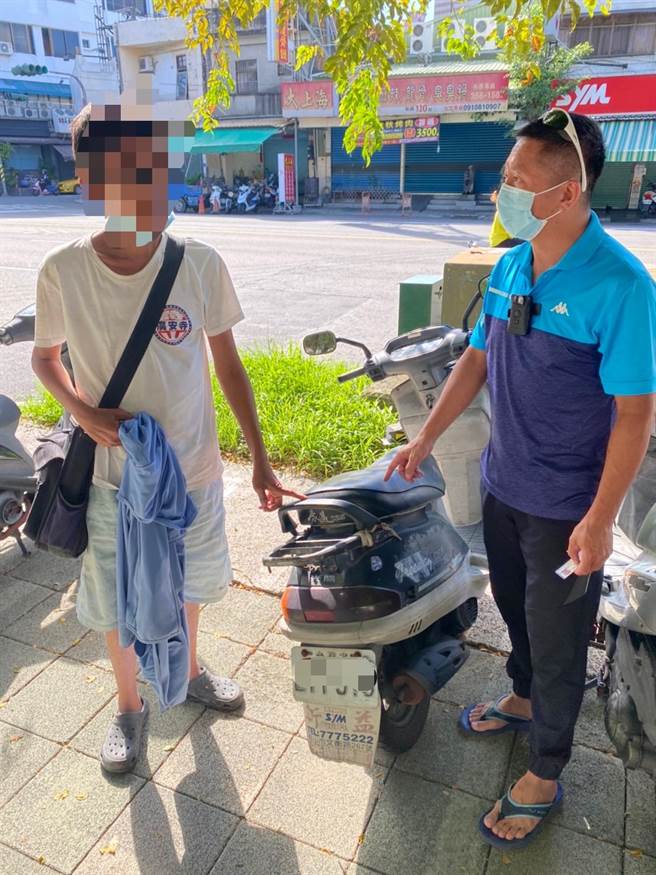 陳男日前於建國電腦街竊取機車，於29日上午11時前往楠梓圖書館看書遭警逮捕，還向警方抱怨「周一圖書館休館好可惜！」，警方聽了哭笑不得，訊後依竊盜罪移送高雄地檢署偵辦。（翻攝照片／崔正綱高雄傳真）
