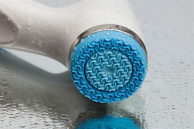 搭配专属净肤露使用的LumiSpa iO智慧双效洁顏机。（ Nu Skin 提供）