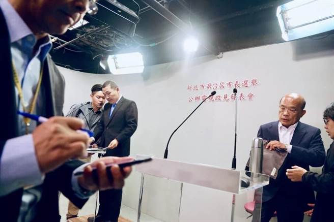 侯友宜選舉辦公室今公布當時辯論式電視政見發表會現場照片。（侯友宜競選辦公室提供）