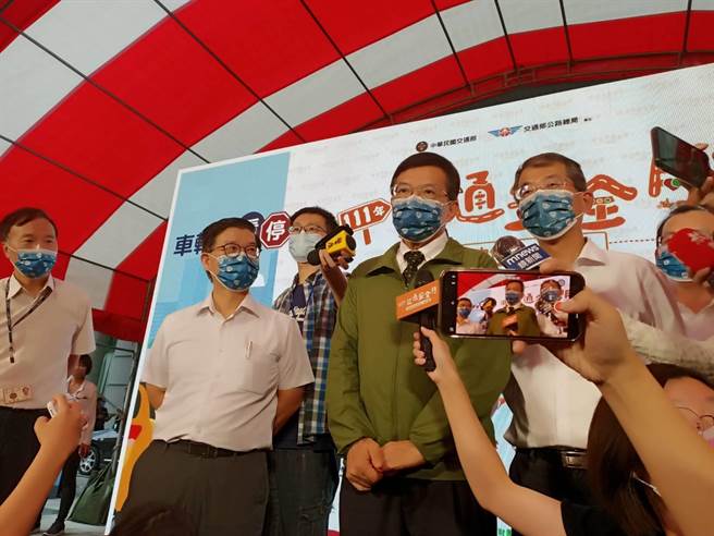 交通部長王國材(中)(簡立欣攝)
