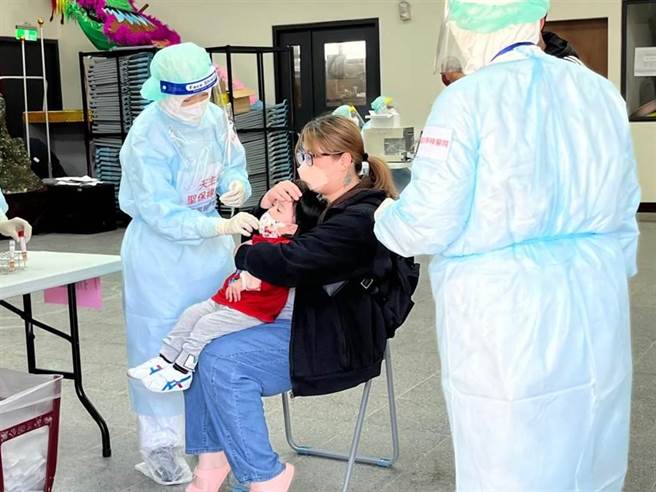 桃园市1日新增3536例本土个案，考量婴幼儿及儿童接种状况踊跃，卫生局将于4日再加开12个接种站。图为幼童PCR示意图。（陈梦茹摄）