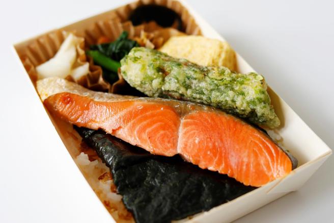 「王子的鲑鱼便当（王子の鲑弁当）」使用的鲑鱼品种，依渔获状况来调整，不变的是鲑鱼切片的霸气厚度。（王子鲑鱼提供）