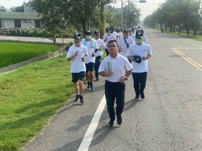 嘉义县议员参选人黄启豪，今一早从新港乡月眉潭服务处出发，一路跑到嘉义县选举委员会登记参选，全程12公里。（黄启豪竞选团队提供∕吕妍庭嘉义传真）