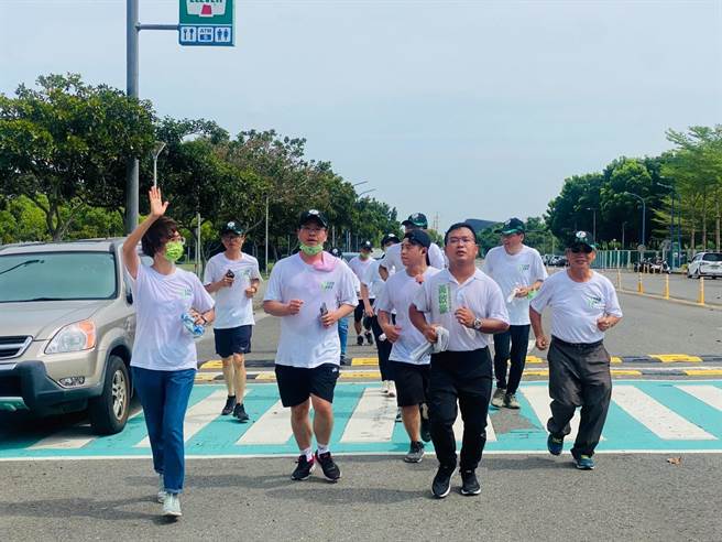 嘉义县议员参选人黄启豪，今一早从新港乡月眉潭服务处出发，一路跑到嘉义县选举委员会登记参选，全程12公里。（黄启豪竞选团队提供∕吕妍庭嘉义传真）