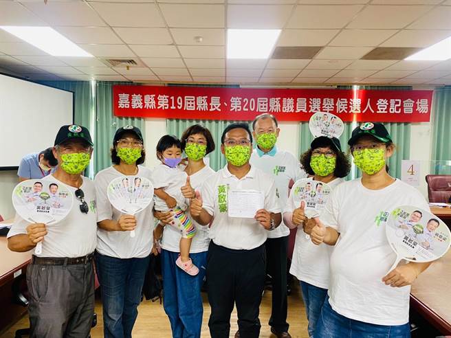 尽管跑到气喘嘘嘘，黄启豪与团队仍在时间内抵达，完成参选登记。（黄启豪竞选团队提供∕吕妍庭嘉义传真）