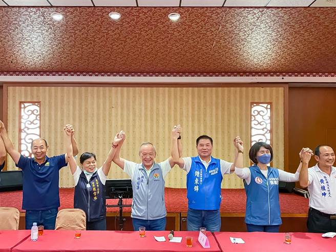 鍾東錦分享他與徐耀昌的合照引政壇揣測。（翻攝自鍾東錦臉書／李京昇苗栗傳真）