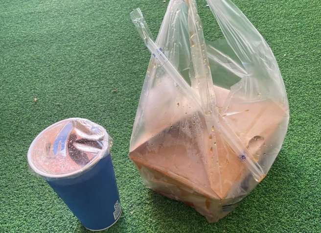 外送员竟把餐点挂在门把上，正妹开门秒变「在地」美食。(翻摄脸书爆怨公社)